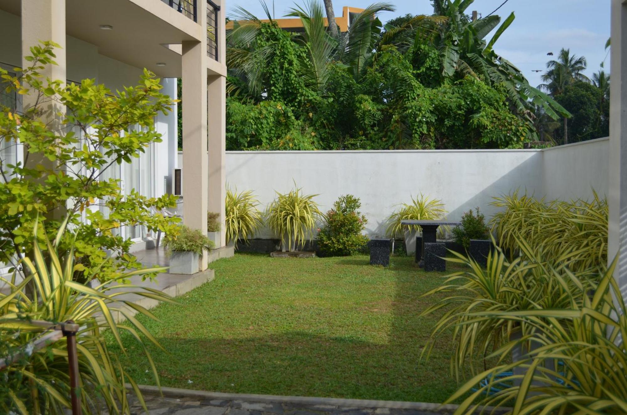 Silina Airport Transit Hotel & Residence Katunayake Exterior photo